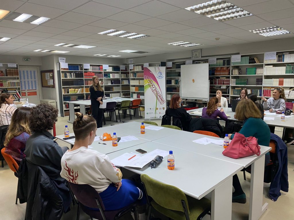 IFS-Emmaus ordnar Ungdomspaneler och snackar internetsäkerhet tillsammans med ungdomar från Bosnien och Hercegovina