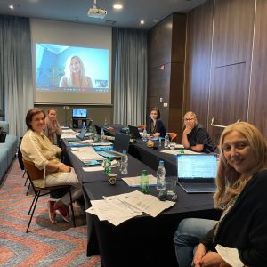 Från vänster: Amela Efendić (IFS),
Ajli Bahtijaragic (IFS), 
Kristina Topic (ASTRA)
Mirjana Mirosavljević Bobić (ASTRA)
Stanislava Linčevski (ASTRA)
på skärm Esmeralda Labbart (PS) bakom kameran Louise Hammerud Hamilton (PS)